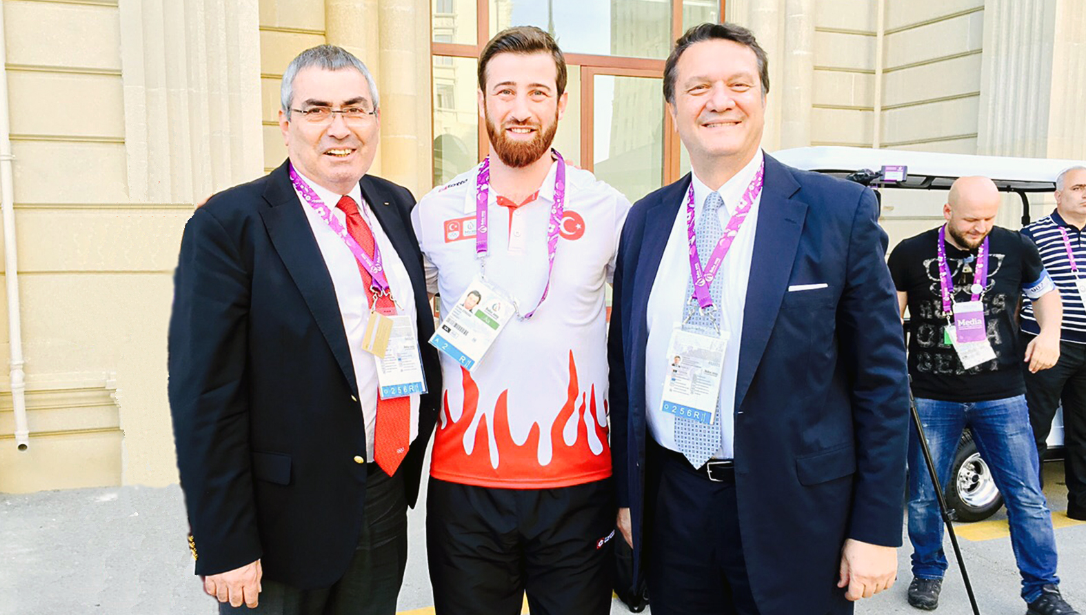 Türkiye Olimpiyat Komitesi Başkanı Prof. Dr. Uğur Erdener ile Avrupa Olimpiyat Komitesi (EOC) İcra Kurulu Üyesi ve TMOK Başkan Yardımcısı Hasan Arat, oyunlar öncesi milli sporcularımız ile bir araya geldi.